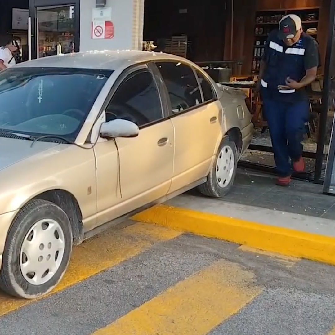 Vehículo se Impacta Contra Cafetería en Plaza Comercial de Piedras Negras